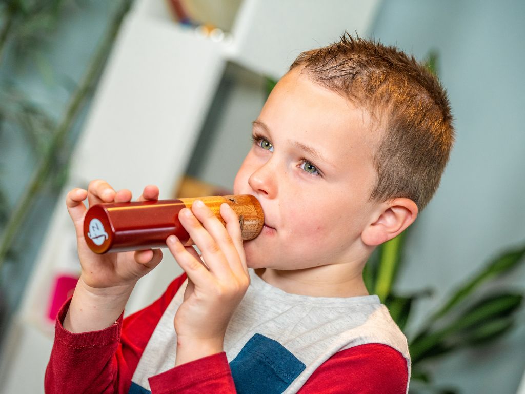 Enfant qui joue du sifflet